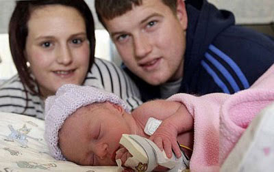 Niamh Bond and her parents