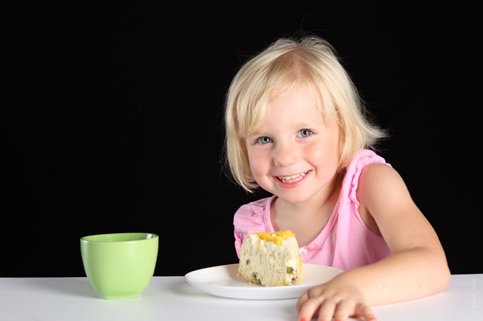 700-child-GP-girl-eat-food-obeaity-cake-sweet-diet-fat-sugar